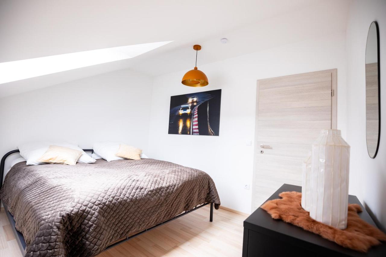 Design-Ferienwohnung In Kelberg Am Nuerburgring: Platz Fuer 6, Kueche, Wifi, Netflix Exterior photo